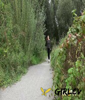 fitness walker teresa bizarre shows hot pussy while pissing on the trail137055