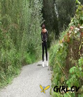 fitness walker teresa bizarre shows hot pussy while pissing on the trail137067
