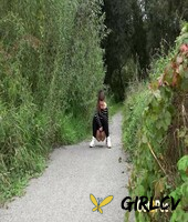 fitness walker teresa bizarre shows hot pussy while pissing on the trail137056
