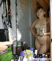 amateur girl with a nice bum stripping and posing in the mirror153614