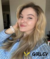 pretty onlyfans babe all about diana posing in her hot outfits in a solo206600