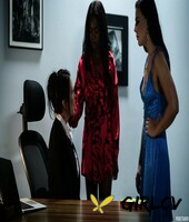 caucasian women have a lesbian threesome with a black girl113662