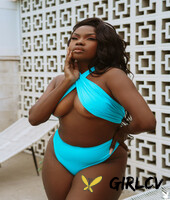 curvy ebony model aziza shows her natural tits and poses in the pool