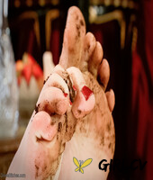 blonde chick aiden starr sits on a throne while showing her dirty feet107334