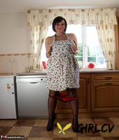 fat amateur roxy bares her huge tits in pretties and a kitchen apron