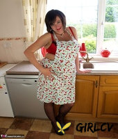 fat amateur roxy bares her huge tits in pretties and a kitchen apron