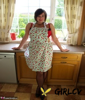 fat amateur roxy bares her huge tits in pretties and a kitchen apron
