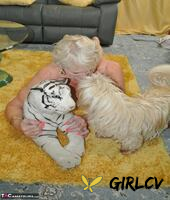 blonde granny sparkle sports a pair of stockings while posing in the nude228212
