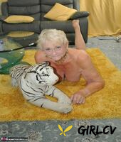 blonde granny sparkle sports a pair of stockings while posing in the nude228213
