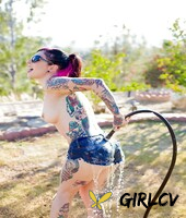 tattooed amateur joanna angel wetting big milf boobs in sunglasses111553