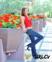 slim amateur girlfriend jody exposes her ass and poses naked outdoors