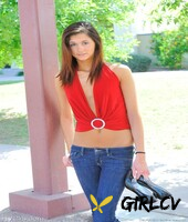 slim amateur girlfriend jody exposes her ass and poses naked outdoors