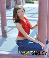 slim amateur girlfriend jody exposes her ass and poses naked outdoors