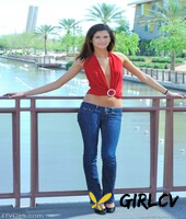 slim amateur girlfriend jody exposes her ass and poses naked outdoors