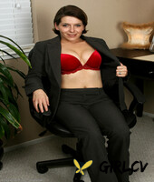 middle-aged businesswoman jocelyn spreads her pussy after undressing133282