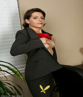 middle-aged businesswoman jocelyn spreads her pussy after undressing133283