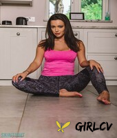 barefoot british model lauren louise removes activewear to get naked149149