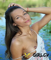 amateur hottie kenya displays her hot clit and her sexy feet by the river187534