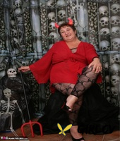 mature fatty kinky carol uncovers her huge tits at halloween140001