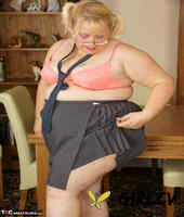obese uk amateur lexie cummings exposes her pierced pussy with her glasses on