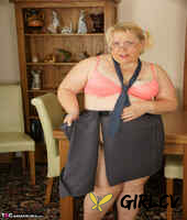obese uk amateur lexie cummings exposes her pierced pussy with her glasses on