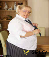 obese uk amateur lexie cummings exposes her pierced pussy with her glasses on