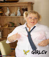 obese uk amateur lexie cummings exposes her pierced pussy with her glasses on