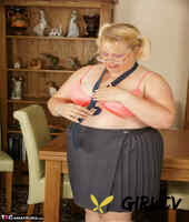 obese uk amateur lexie cummings exposes her pierced pussy with her glasses on