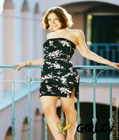 glamour babe holly teases in a hot dress & gives a pantyless upskirt in public110432