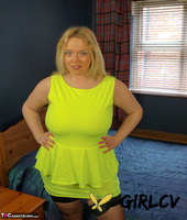 overweight amateur sindy bust strips to garters and nylons atop her bed227209