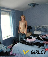 amateur british babe anna s posing in her black lingerie on the stairs237607